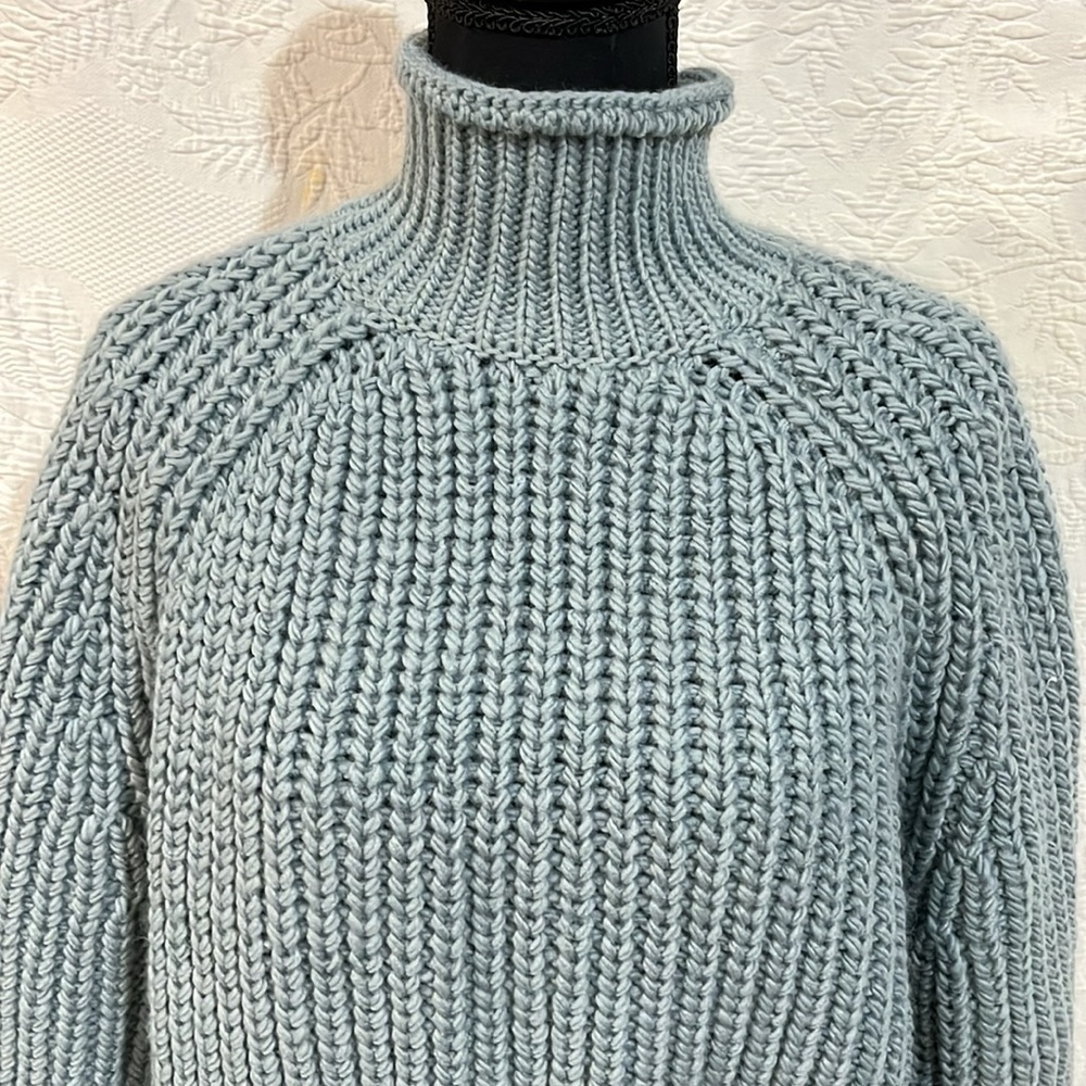 H&M mock neck sweater, size medium‎ - Picture 2 of 14